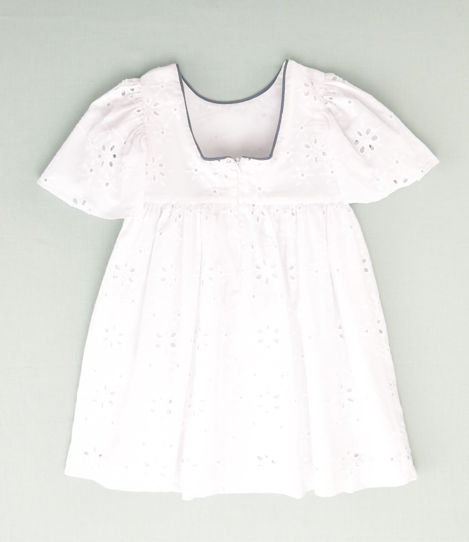 Vestido bordado lazo azul niña