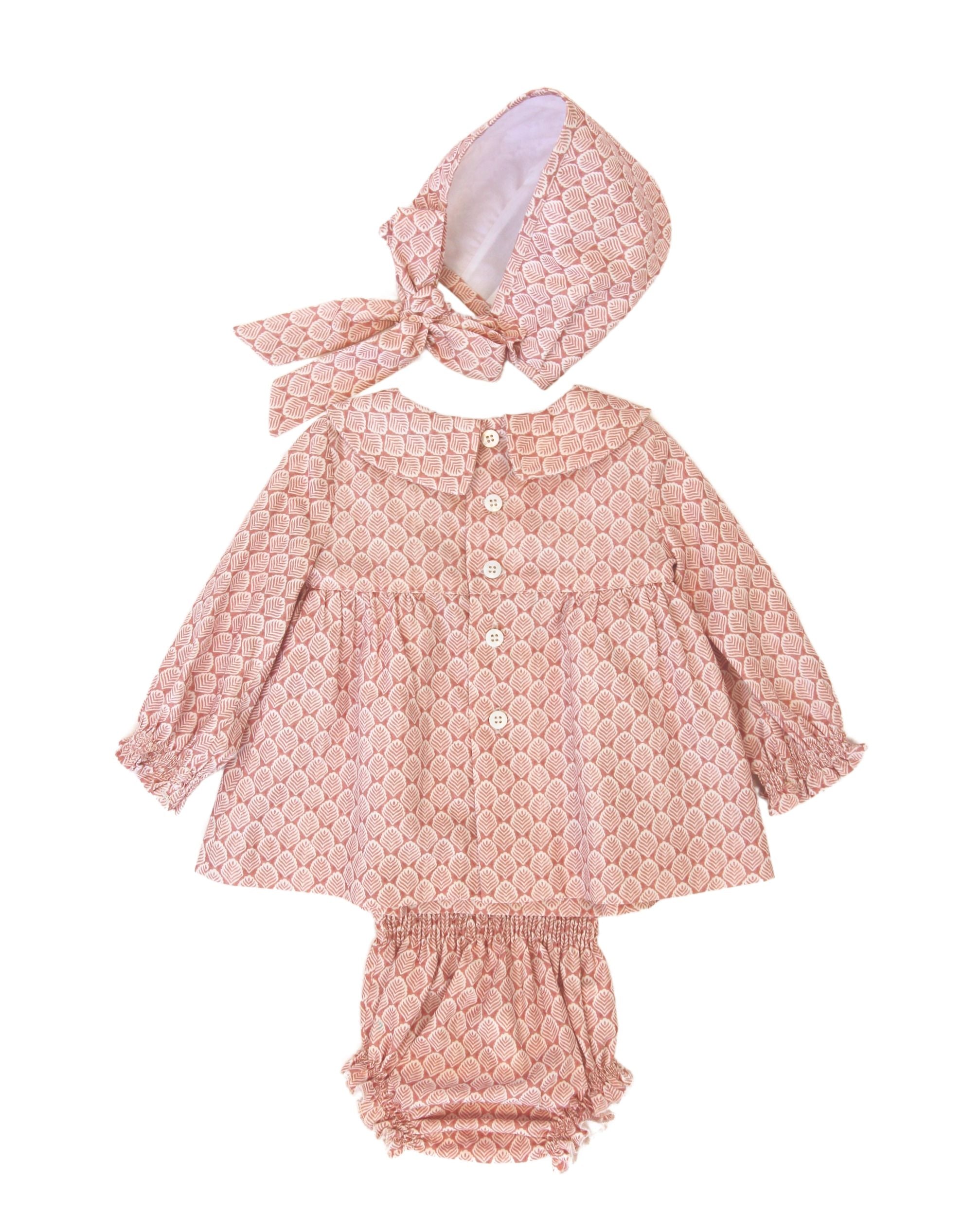 Conjunto vestido. braguita y capota de bebé rosa Cocote & Charanga