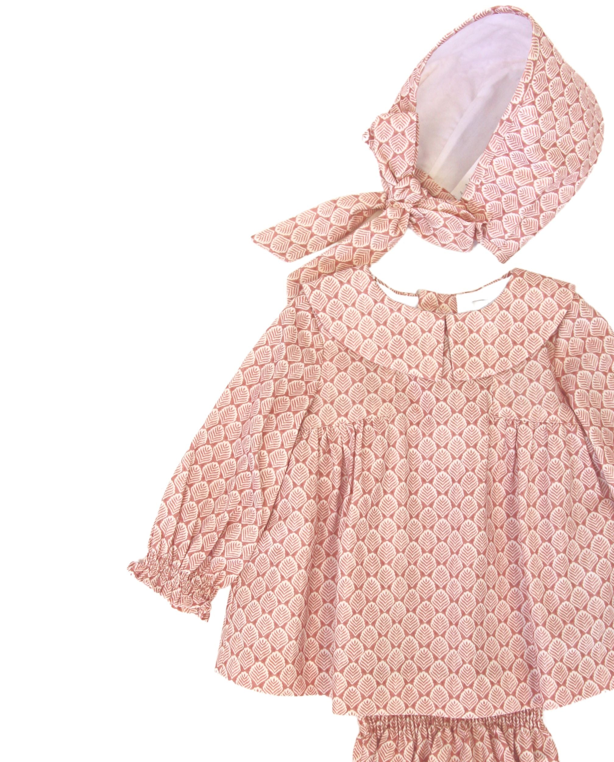Conjunto vestido. braguita y capota de bebé rosa Cocote & Charanga