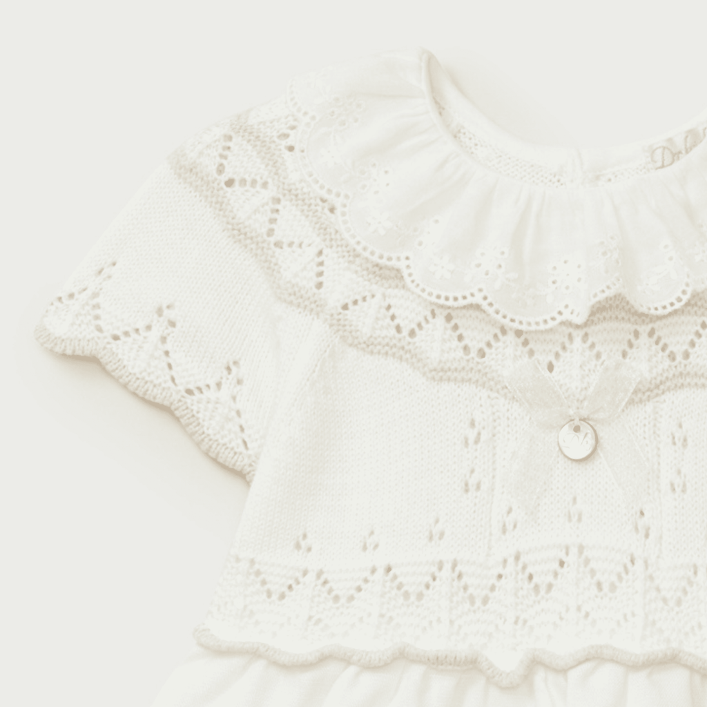 Vestido crudo con volante en el cuello recién nacida | Dr. Kid by Charanga
