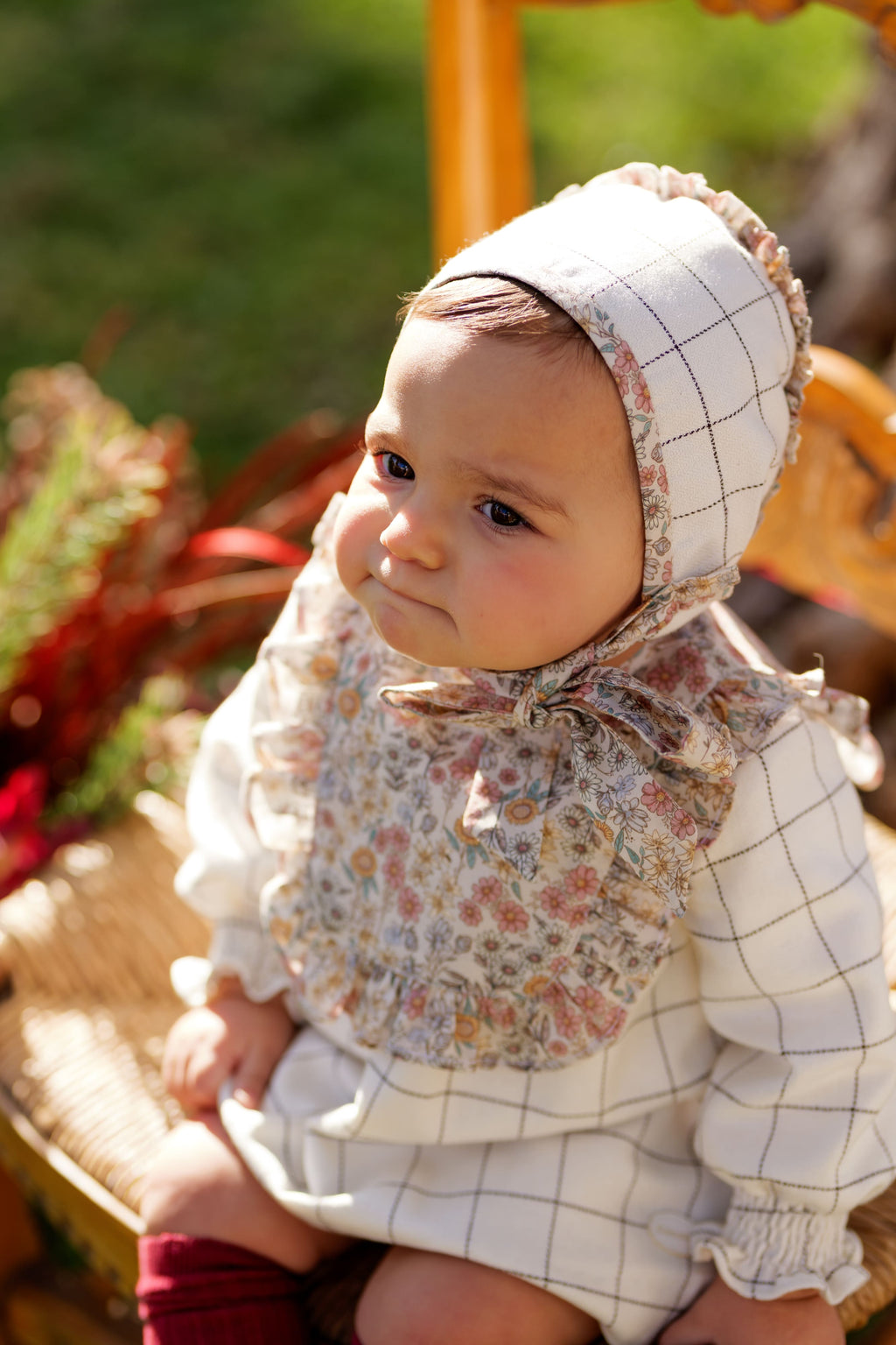 Conjunto bebé niña cuadros y flores con vestido. capota y braguita | Cocote x Charanga