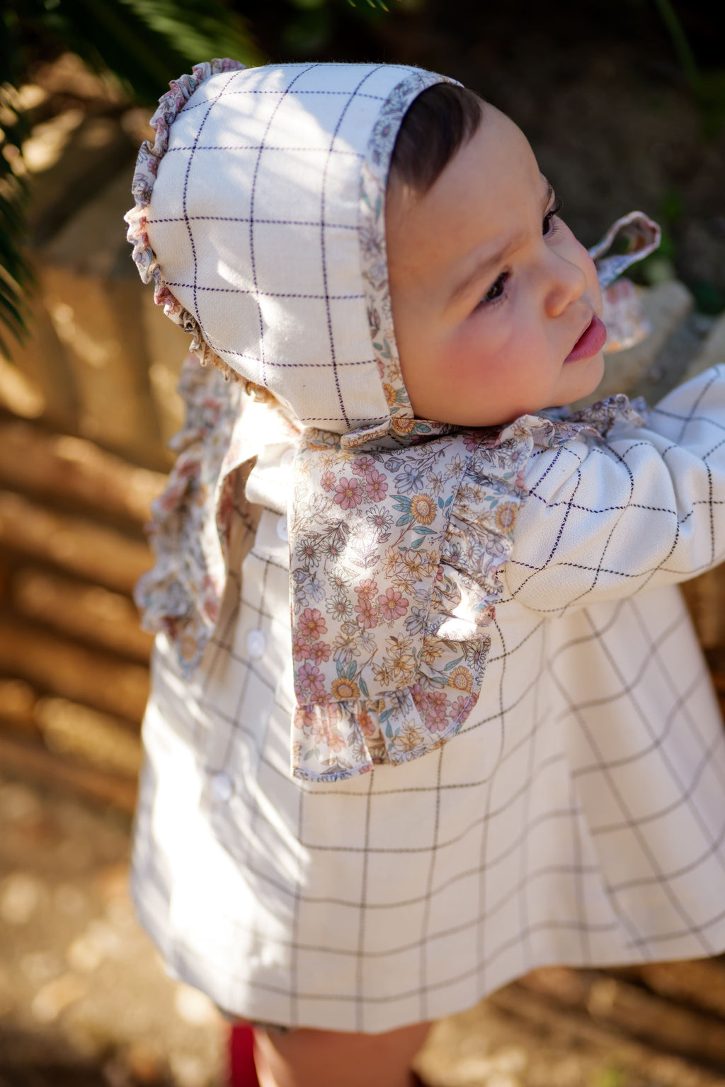 Conjunto bebé niña cuadros y flores con vestido. capota y braguita | Cocote x Charanga