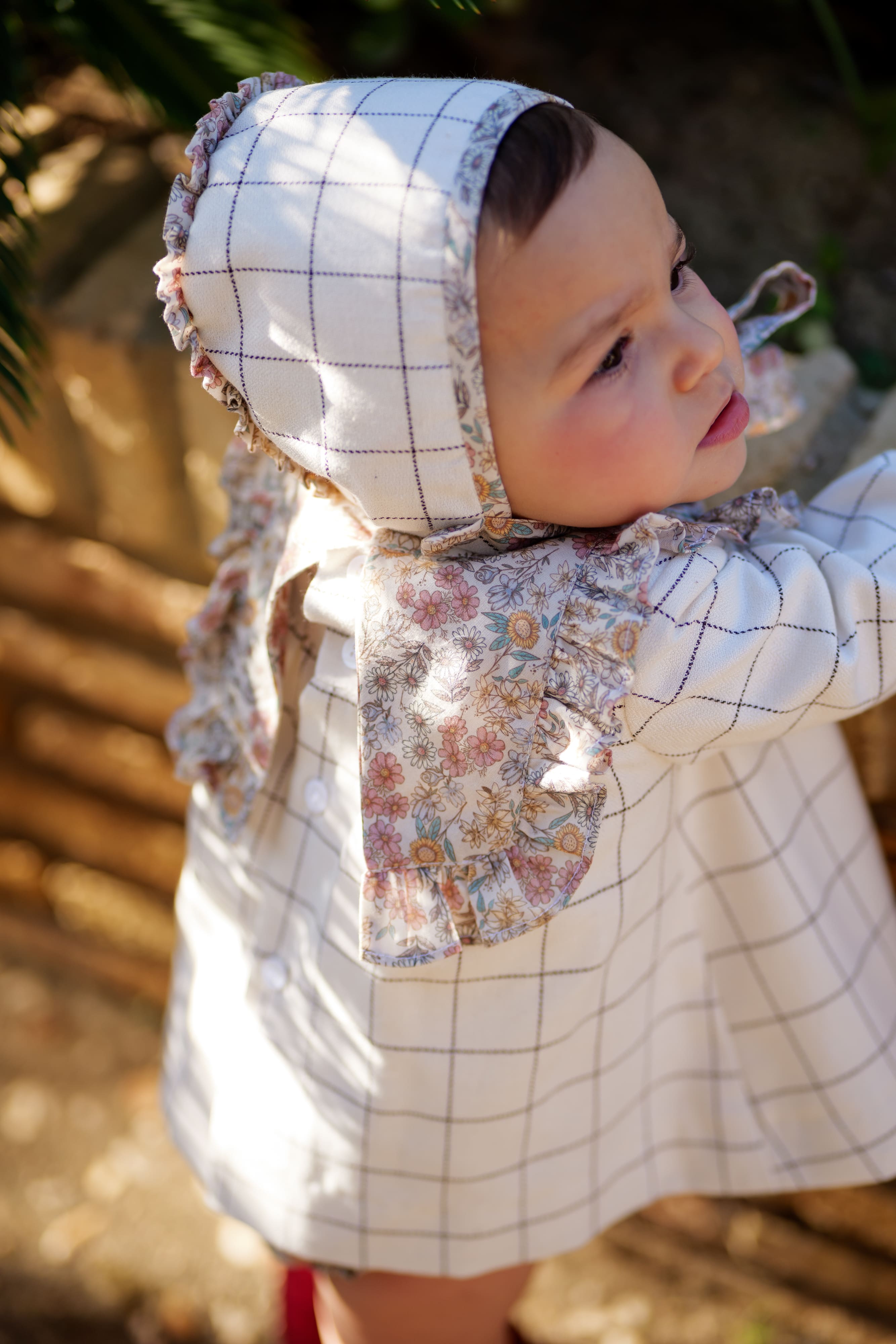 Conjunto bebé niña cuadros y flores con vestido. capota y braguita | Cocote x Charanga