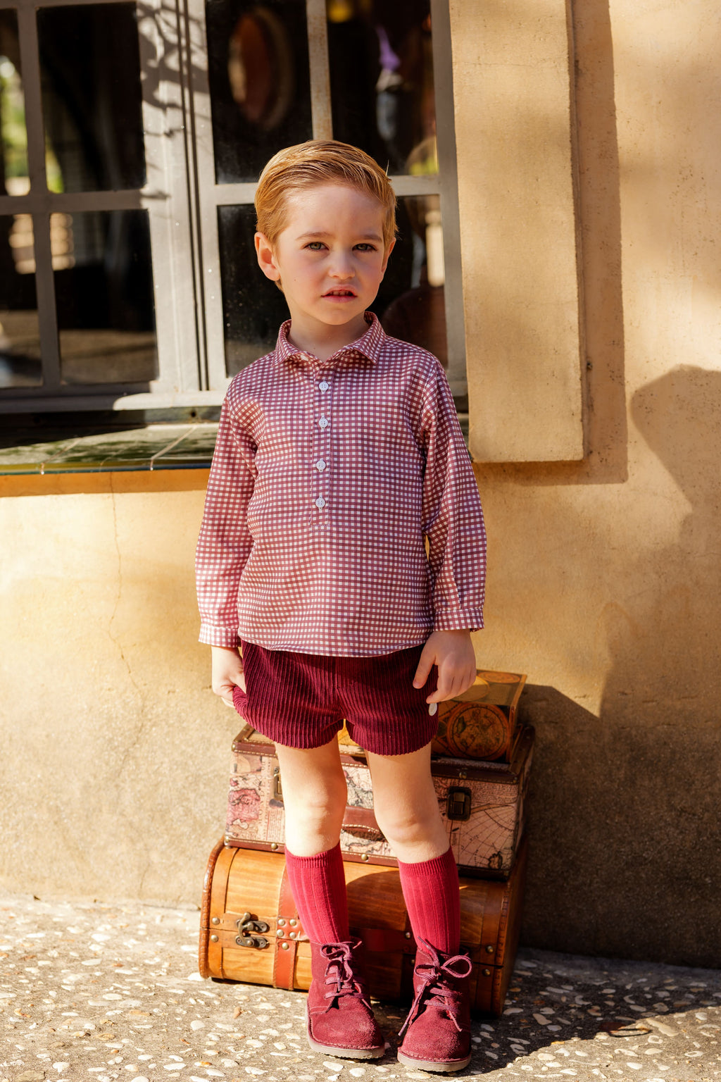 Conjunto niño completo camisa cuadros y pantalón pana foto lifestyle exterior Charanga