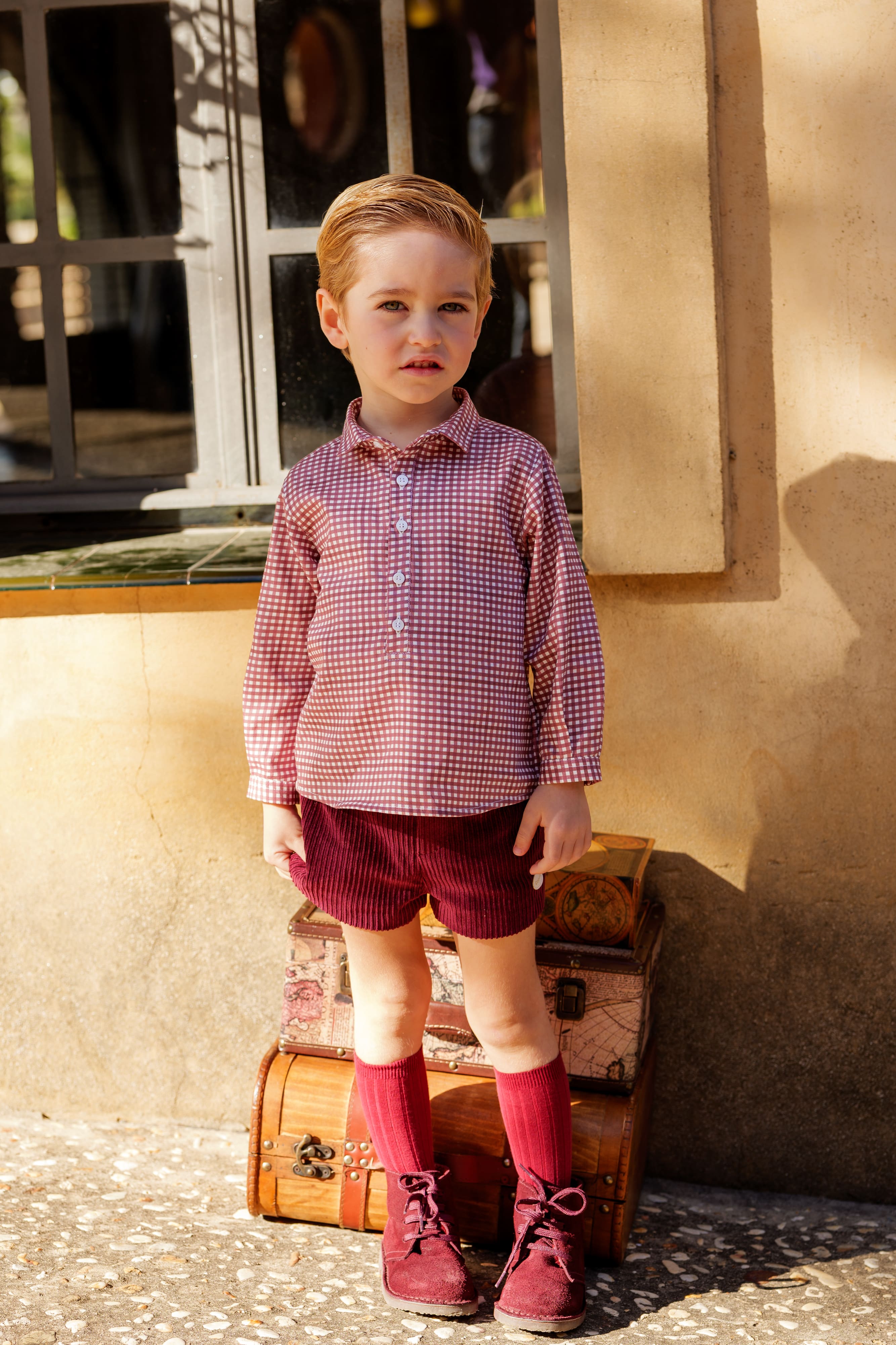 Conjunto niño completo camisa cuadros y pantalón pana foto lifestyle exterior Charanga