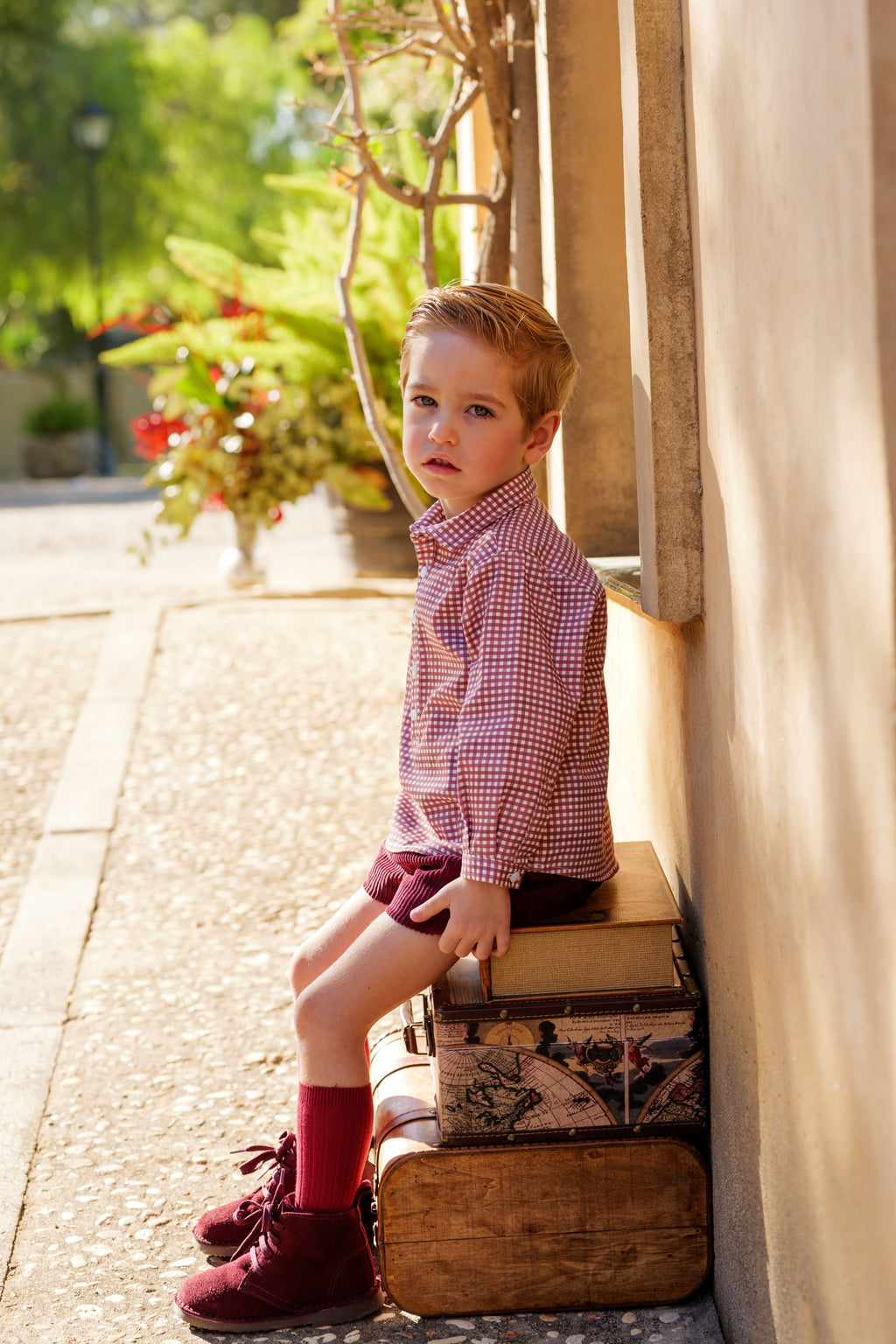 Niño con conjunto camisa cuadros y pantalón pana burdeos foto exterior cuerpo entero Charanga