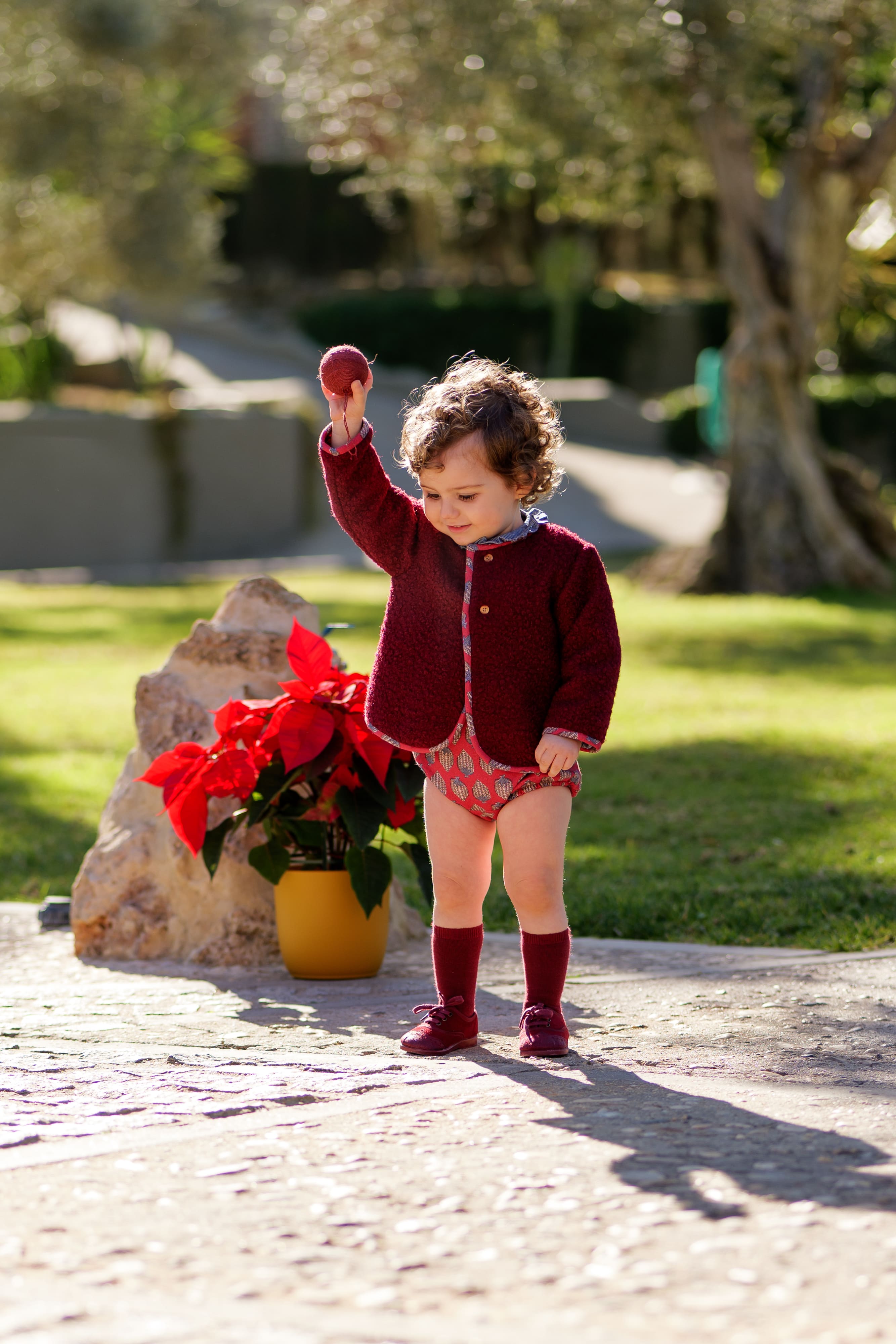 Chaqueta de bebé en tejido borreguito color burdeos con vivos estampados | Colección Cocote by Charanga