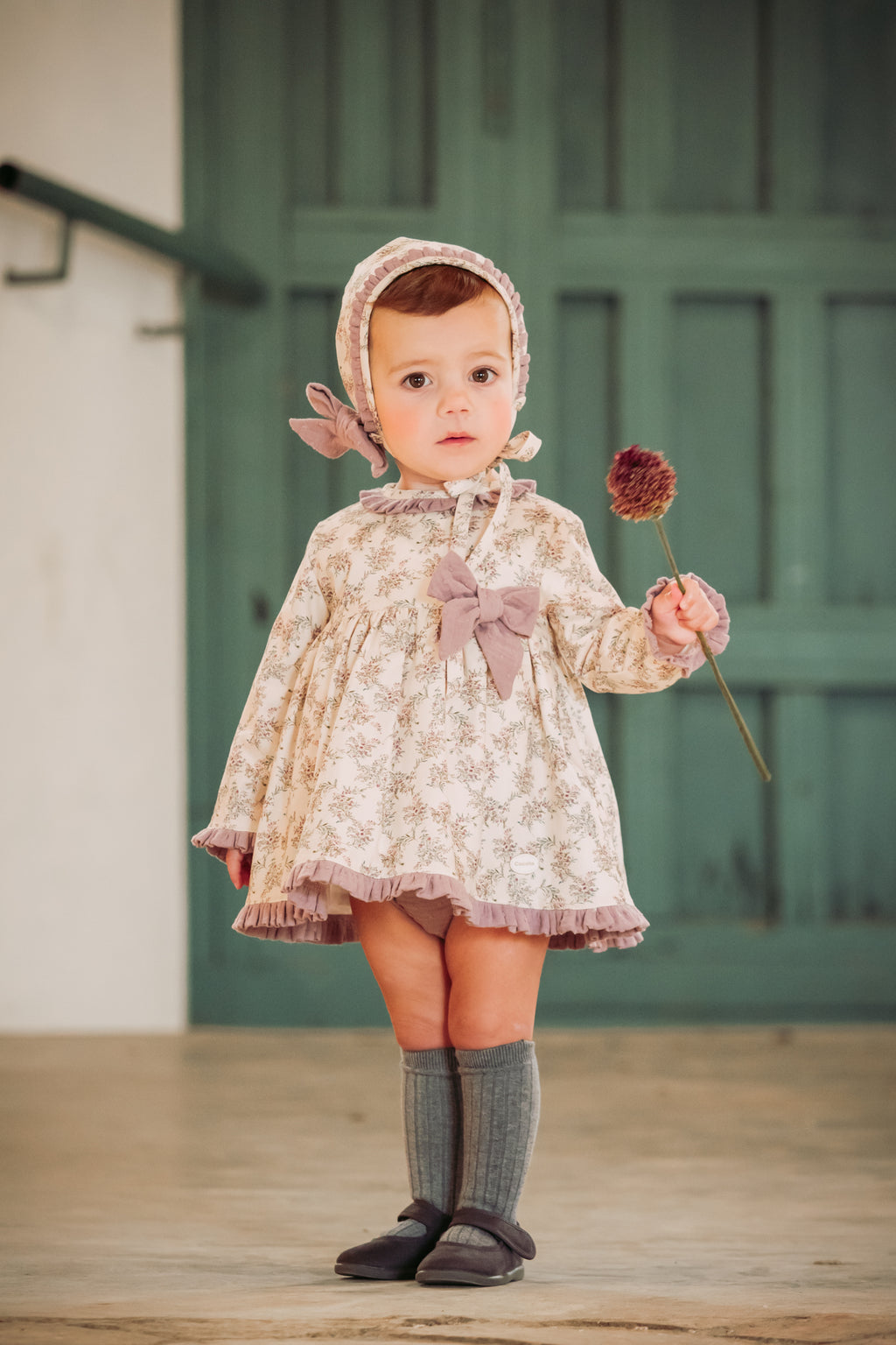 Conjunto vestido. braguita y capota de bebé flores malva Cocote & Charanga