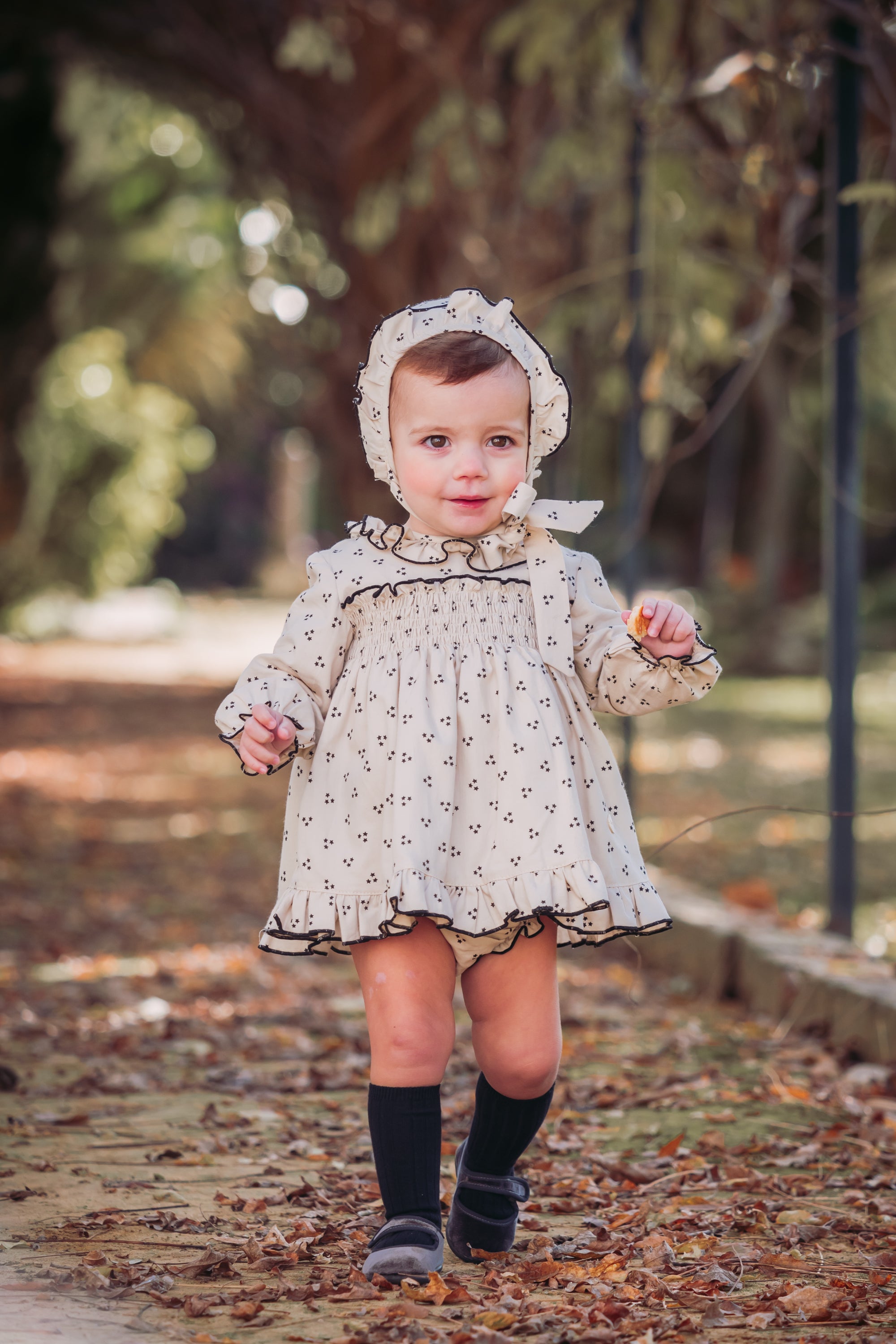 Conjunto vestido. braguita y capota de bebé Beige Estrellitas Cocote & Charanga