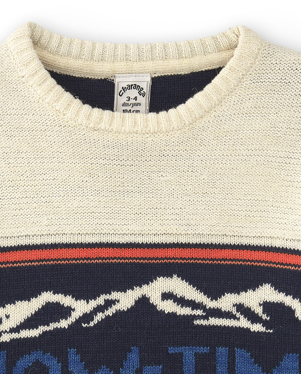 Detalle franja estampada de montañas y texto SNOW-TIME en jersey azul para niño primer plano Charanga