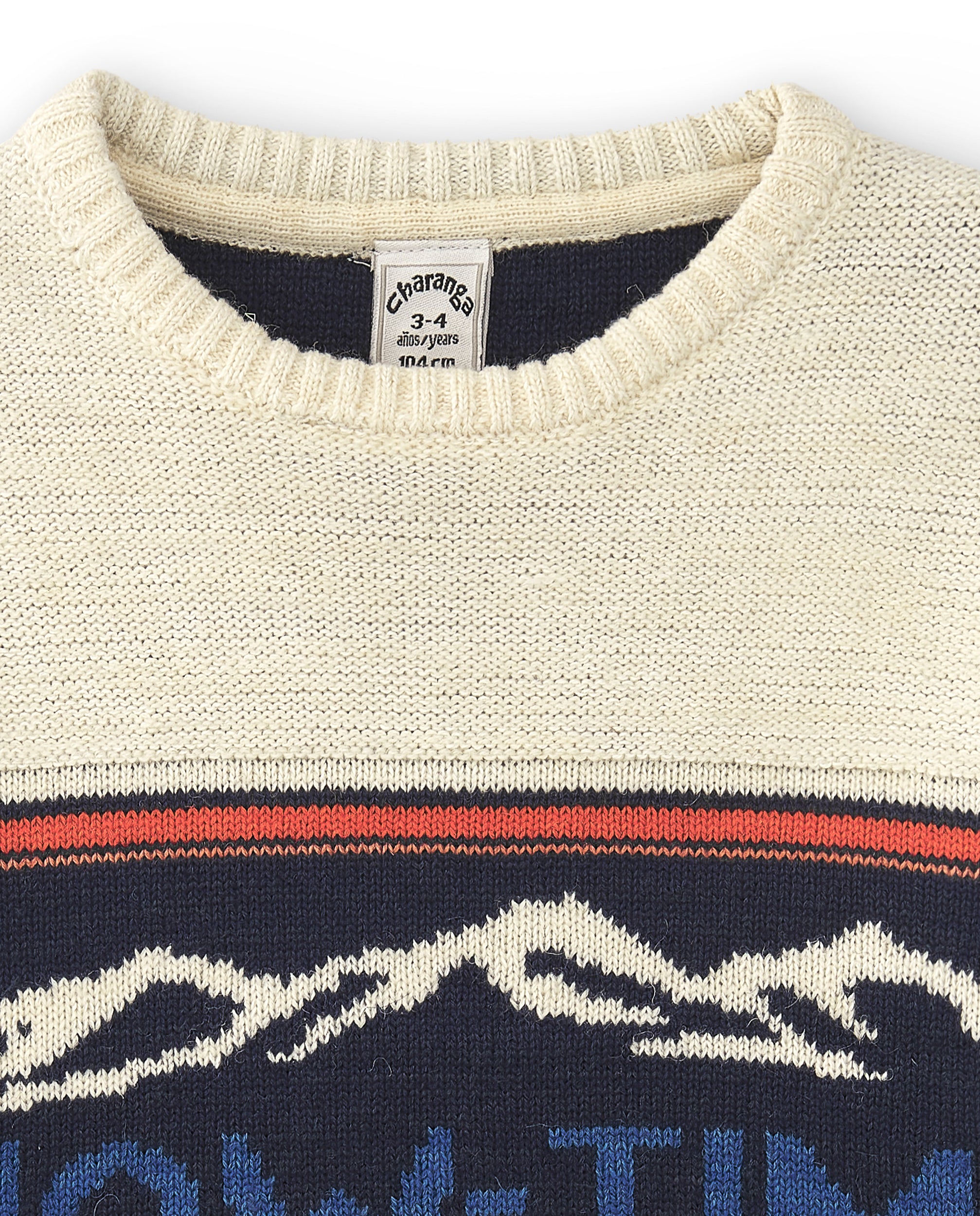 Detalle franja estampada de montañas y texto SNOW-TIME en jersey azul para niño primer plano Charanga