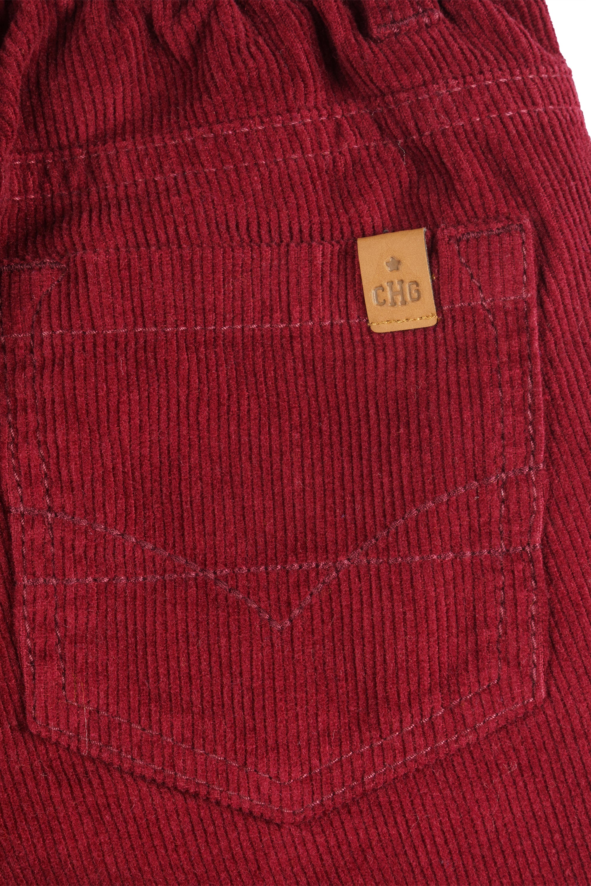 Detalle del tejido elástico del pantalón burdeos para niño Charanga