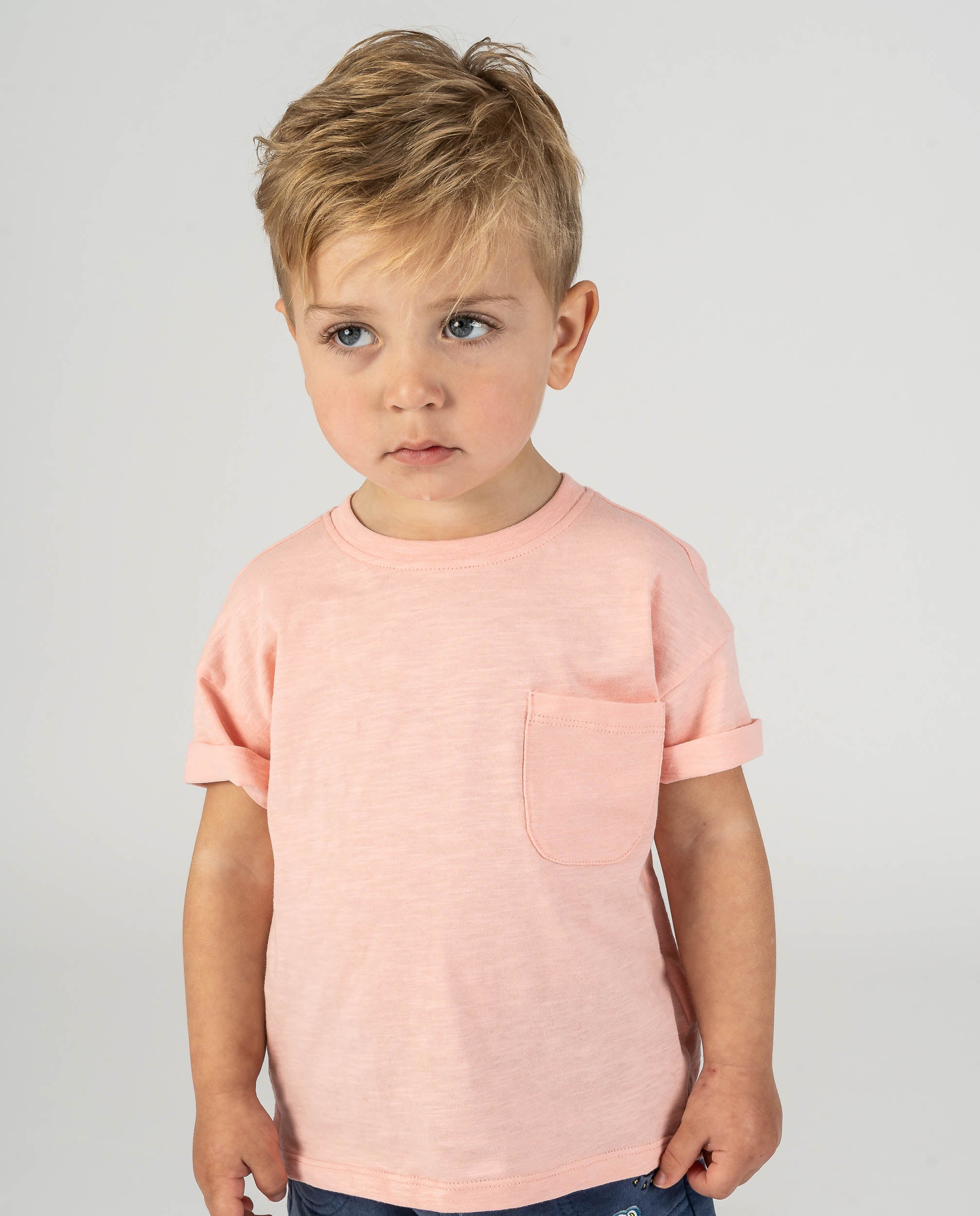 Bermuda infantil azul con parches tropicales