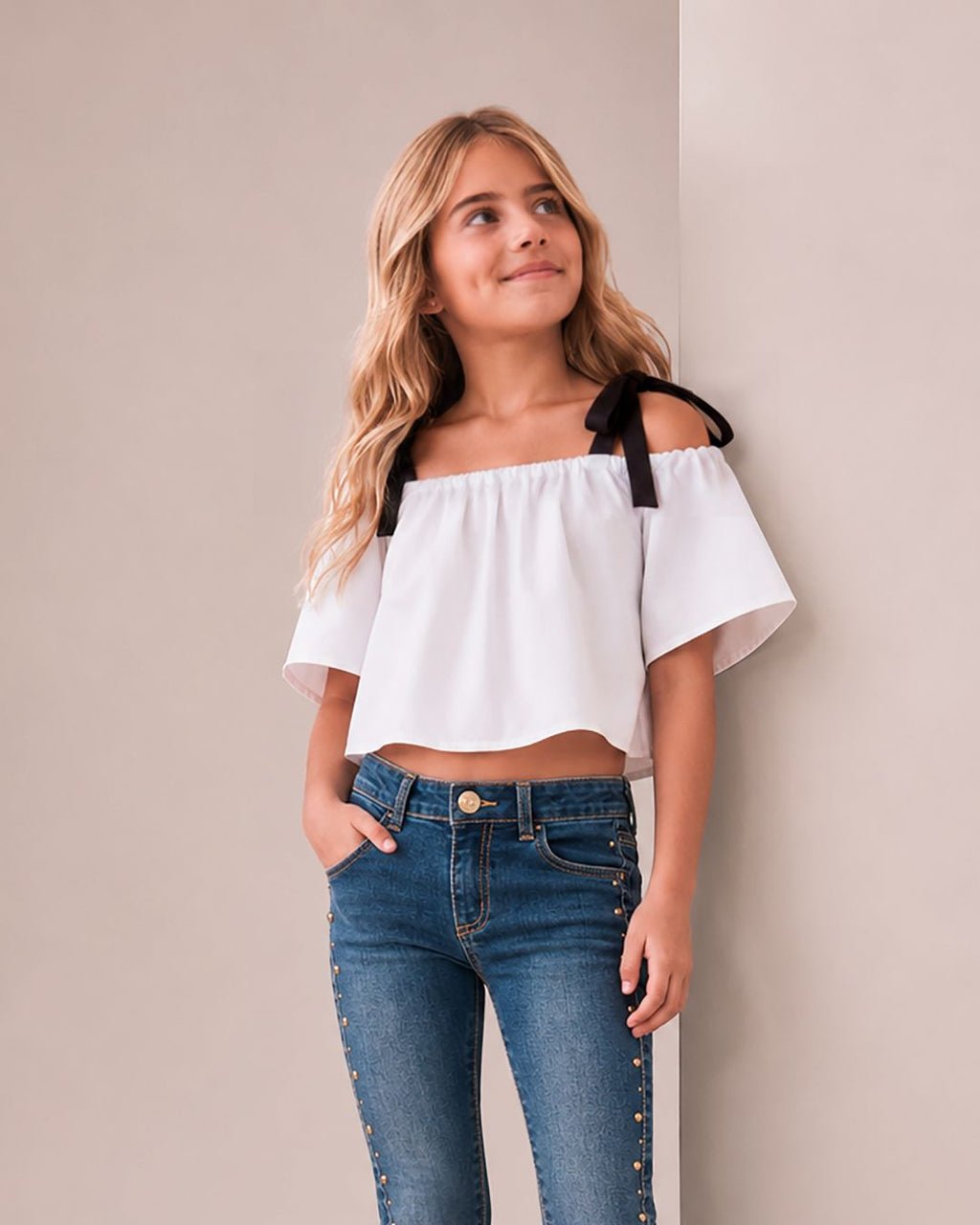 Blusa niña blanca con lazos negros