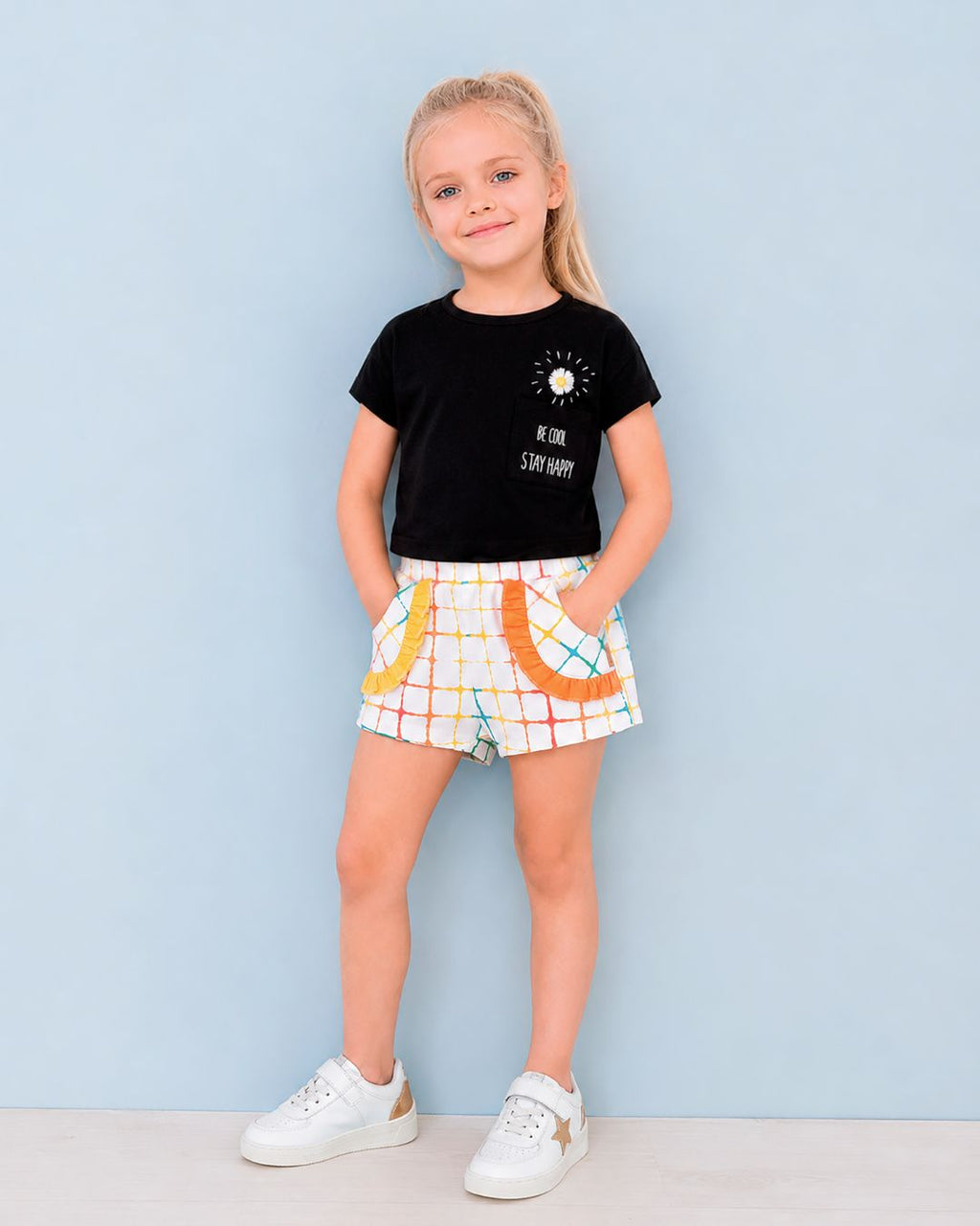 Camiseta niña negra con bolsillo margarita