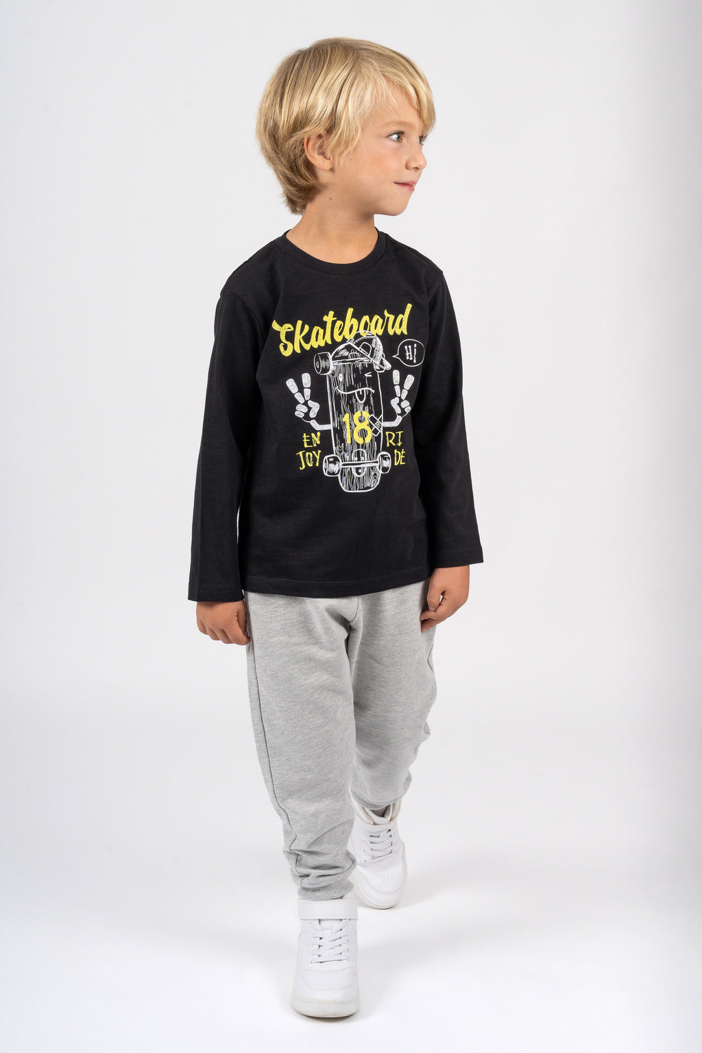 Niño con look sport gris – pantalón jogging