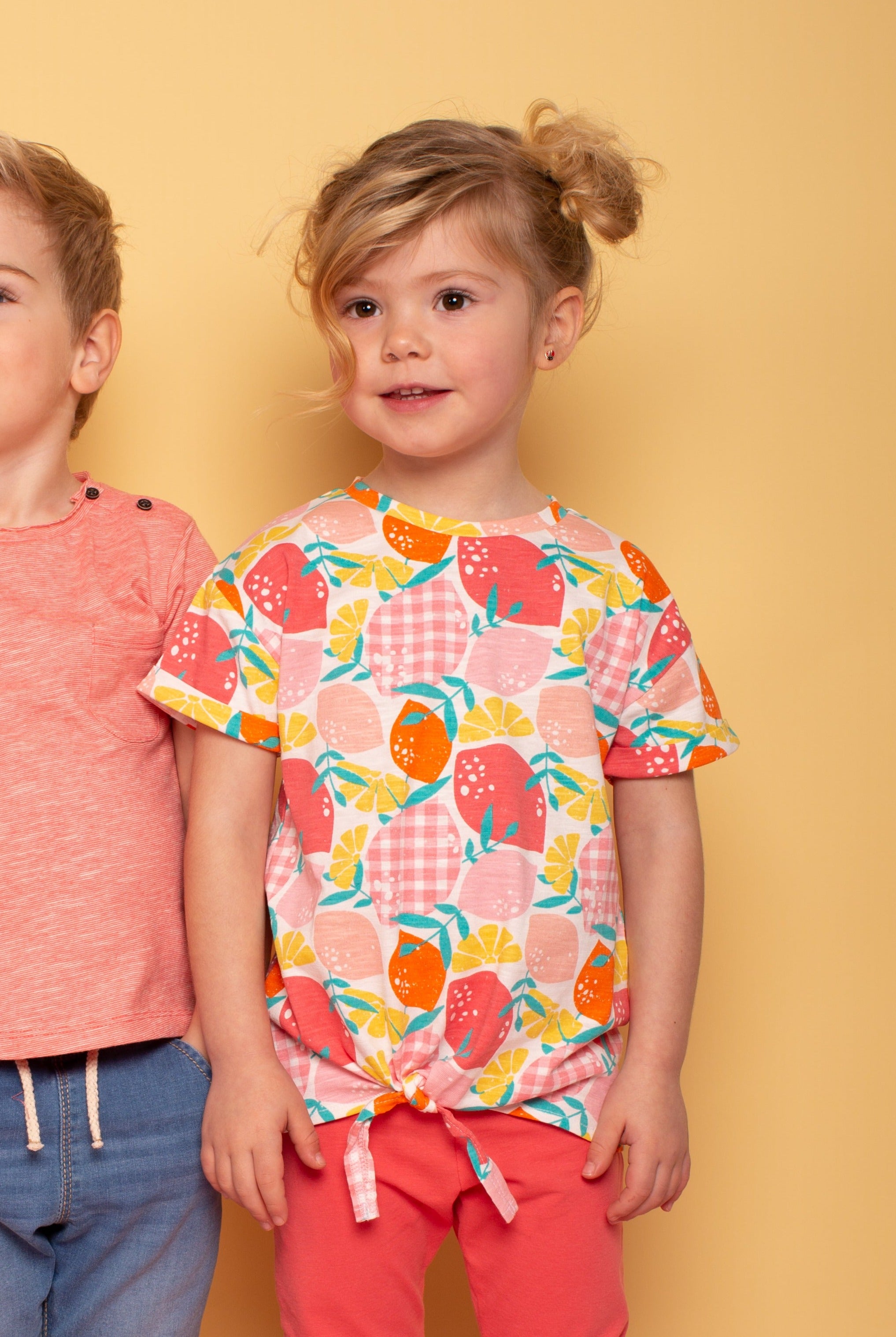 Camiseta bebé niña de frutas con nudo frontal color coral multicolor