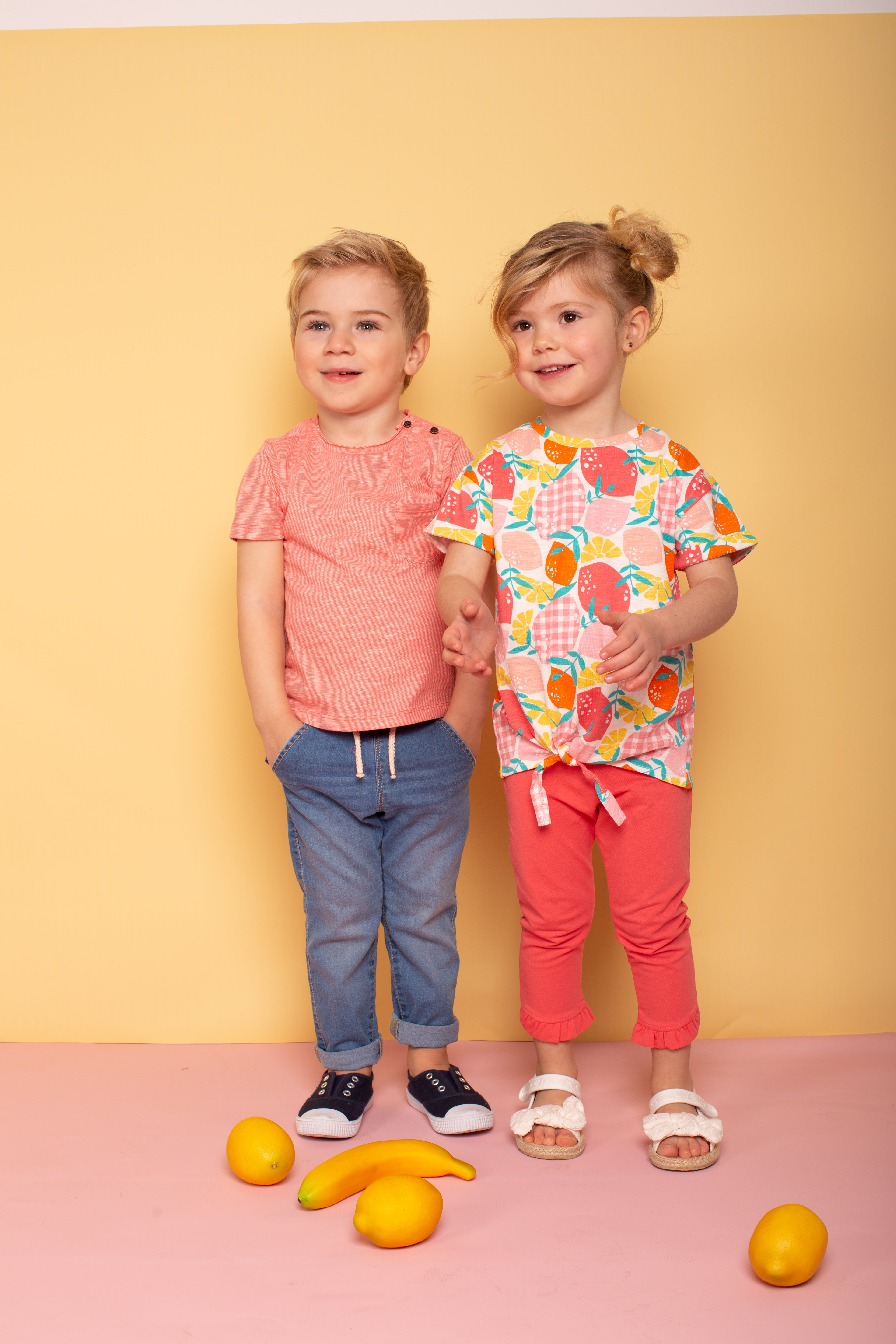 Camiseta bebé niña de frutas con nudo frontal color coral multicolor