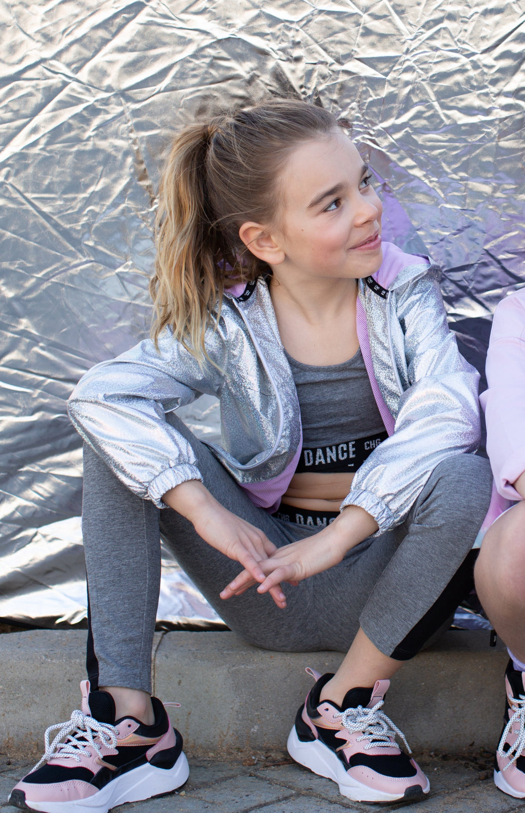 Top deportivo elástico gris de niña