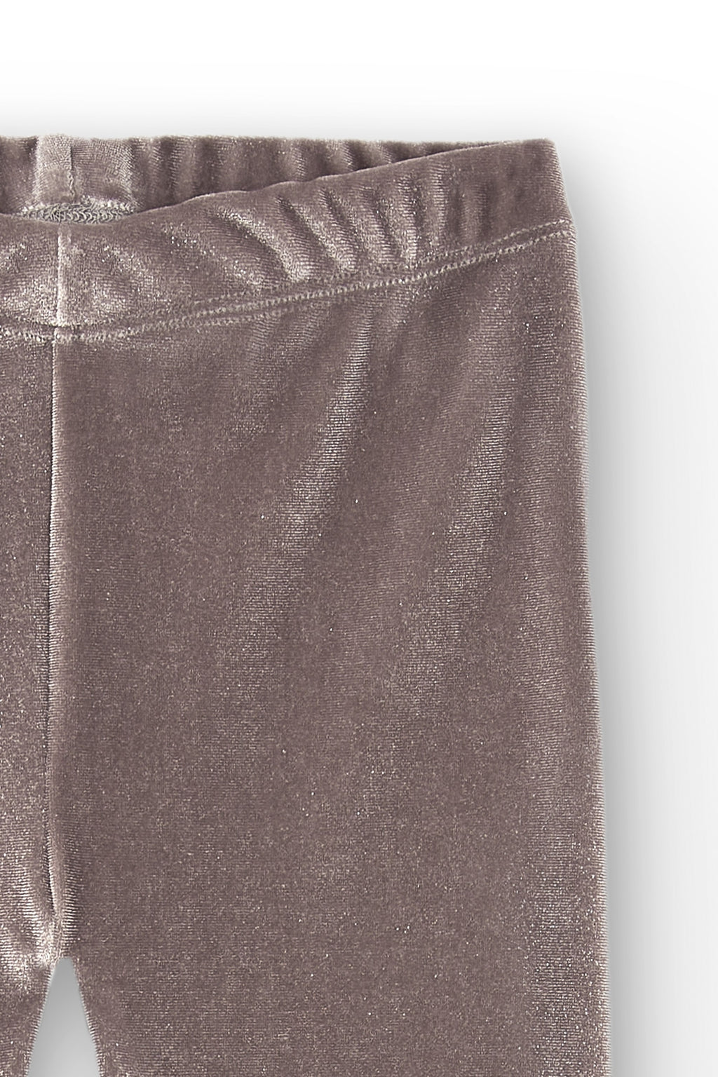 detalle tejido de punto elástico en legging gris niña