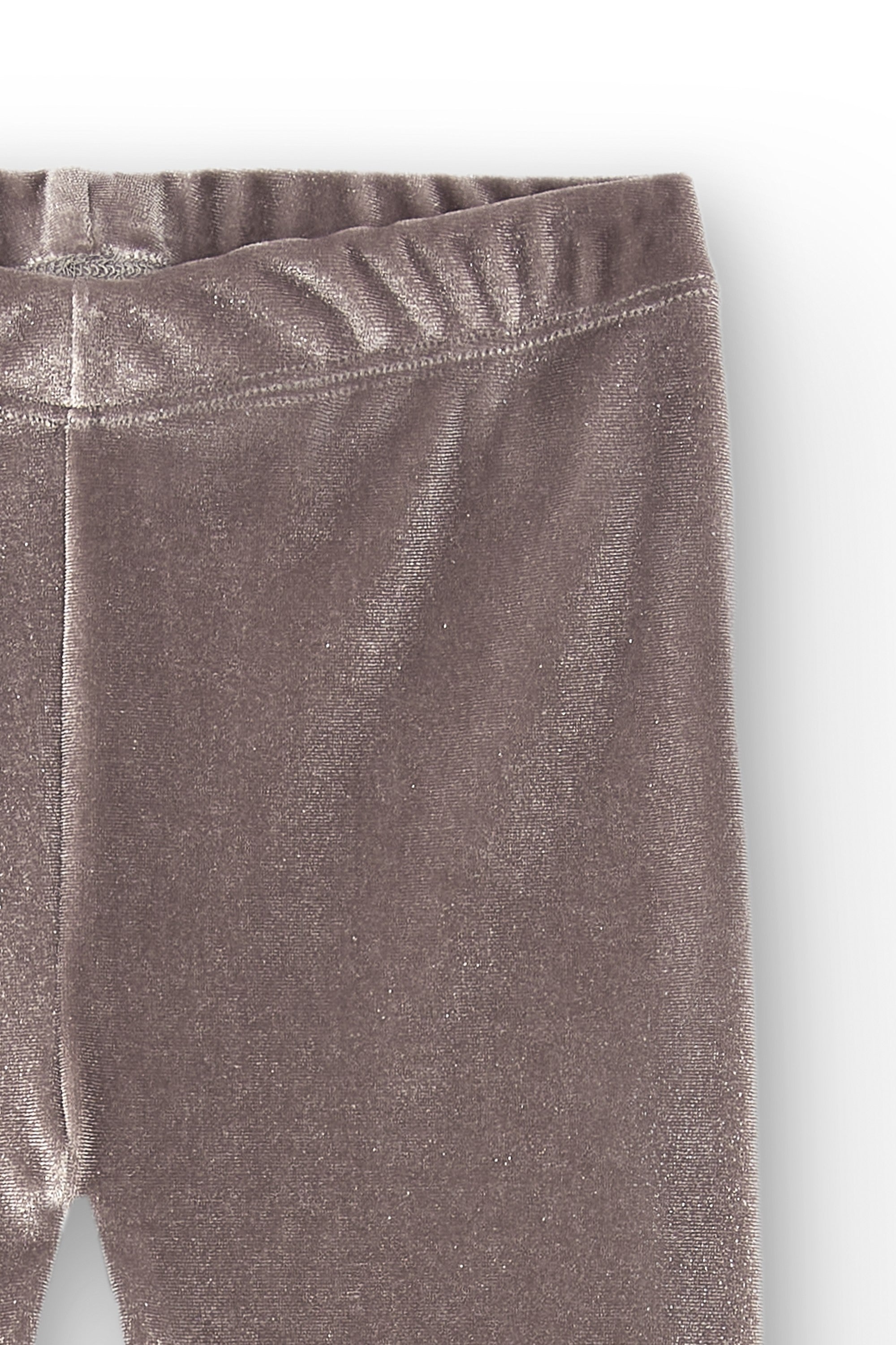 detalle tejido de punto elástico en legging gris niña