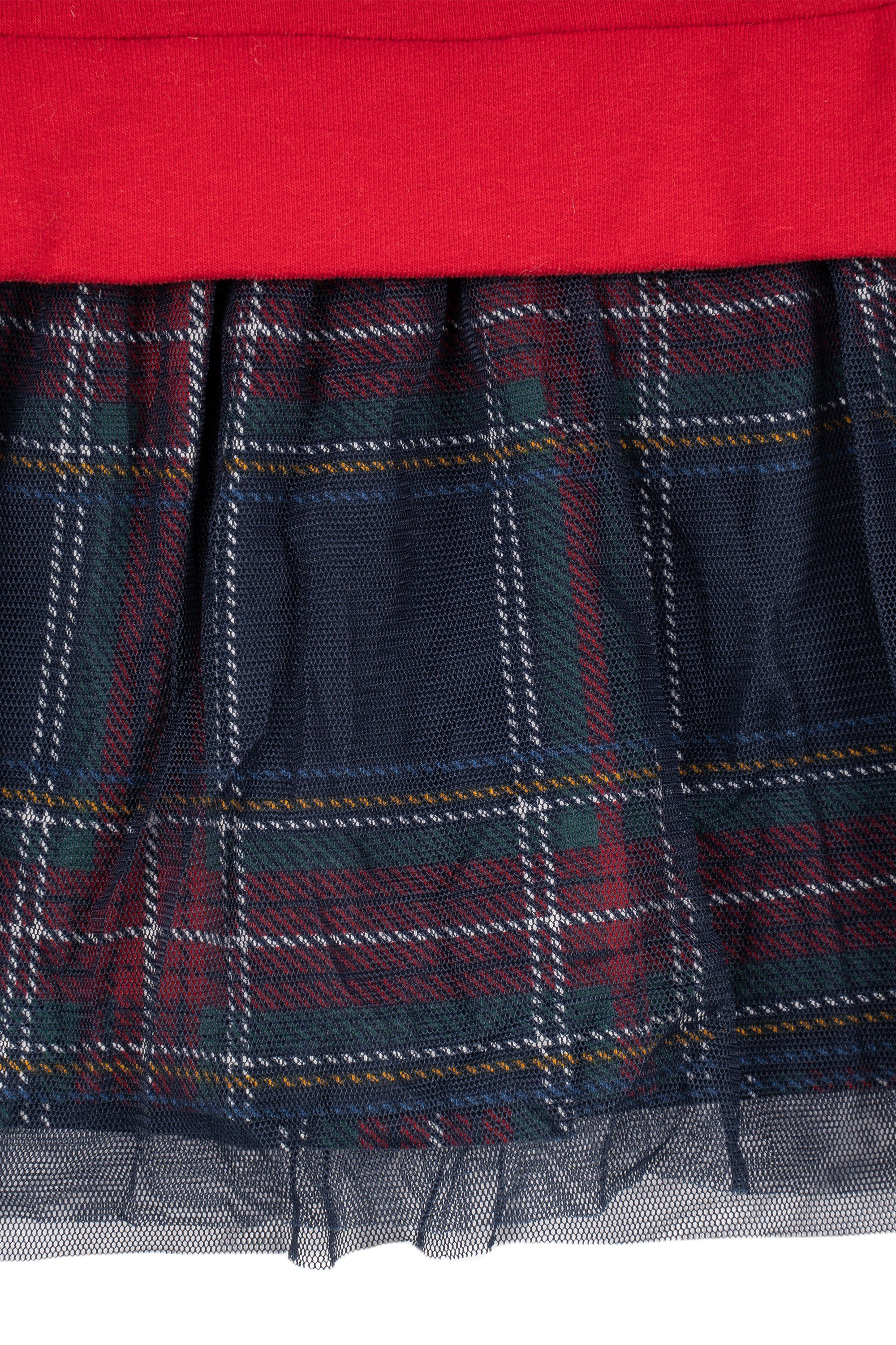 Detalle falda tul y textura de vestido rojo navidad bebé niña, primer plano