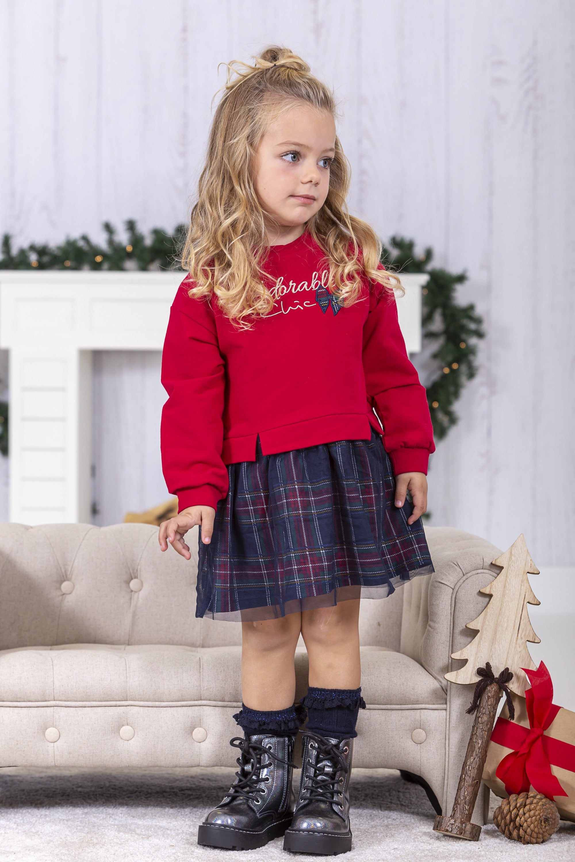 Bebé niña posando con vestido rojo navidad con falda y manga larga, foto de cuerpo entero en ambiente navideño Charanga