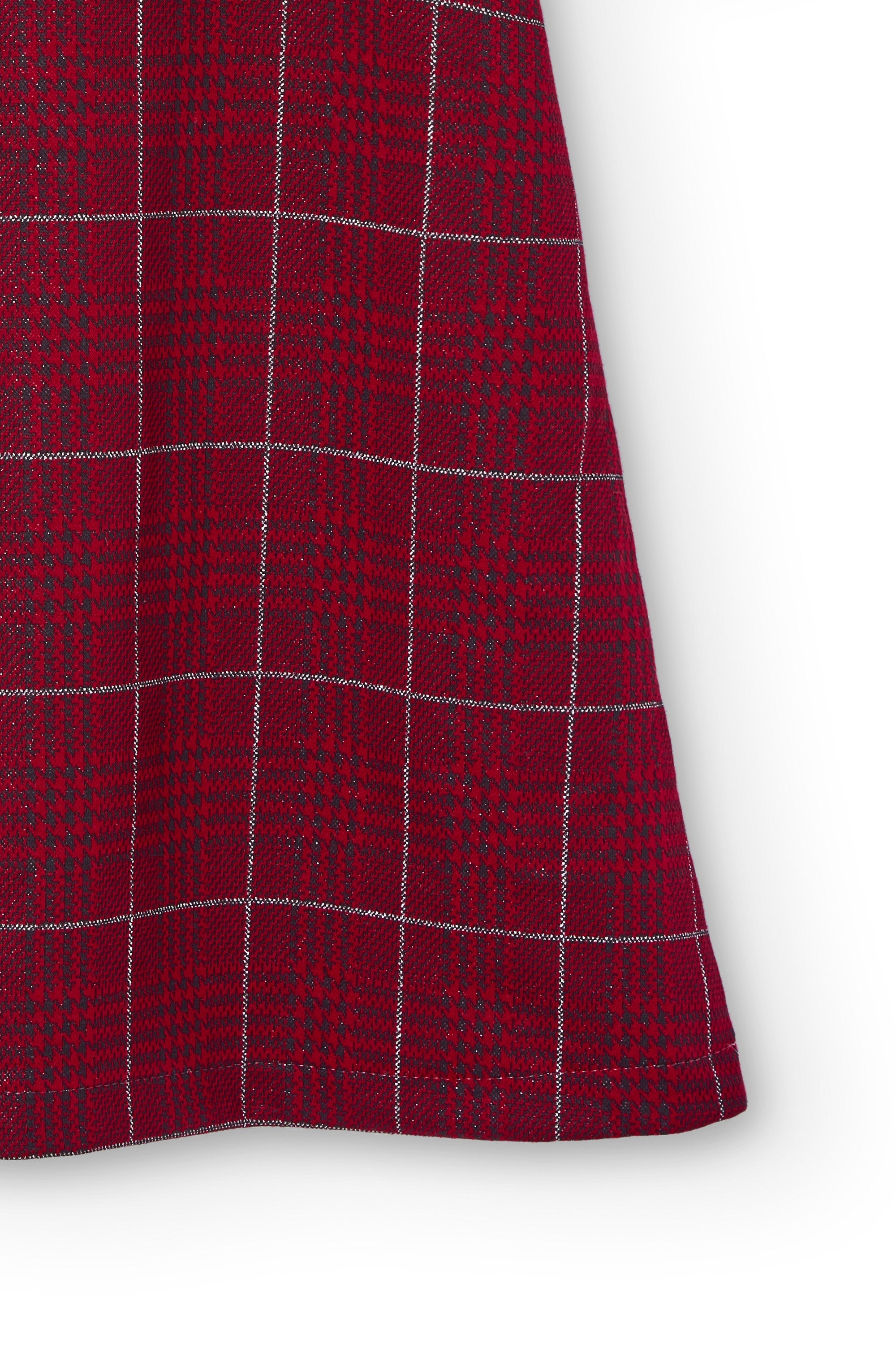 Detalle tejido cuadros rojo y caída de falda en vestido niña primer plano Charanga